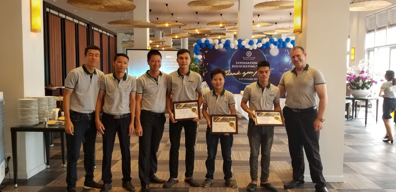 ủa, đàn ông ai đi dọn phòng bao giờ