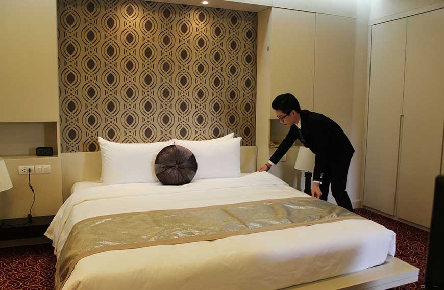 ủa, đàn ông ai đi dọn phòng bao giờ