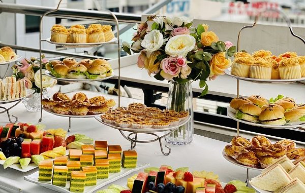các vật dụng phục vụ cơ bản trong nhà hàng buffet