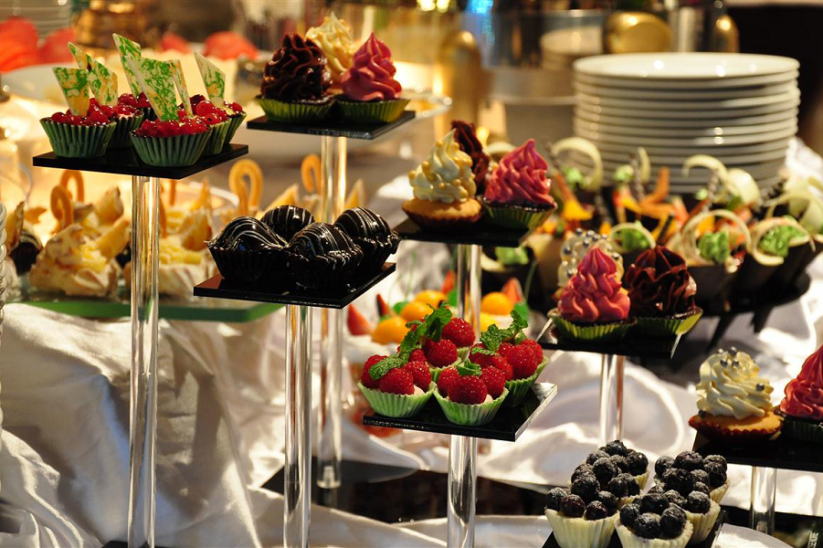các vật dụng phục vụ cơ bản trong nhà hàng buffet