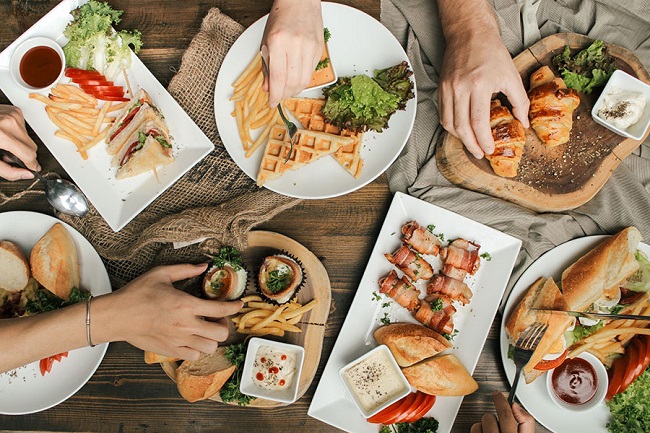 vì sao nhà hàng phục vụ bánh mì miễn phí cho khách
