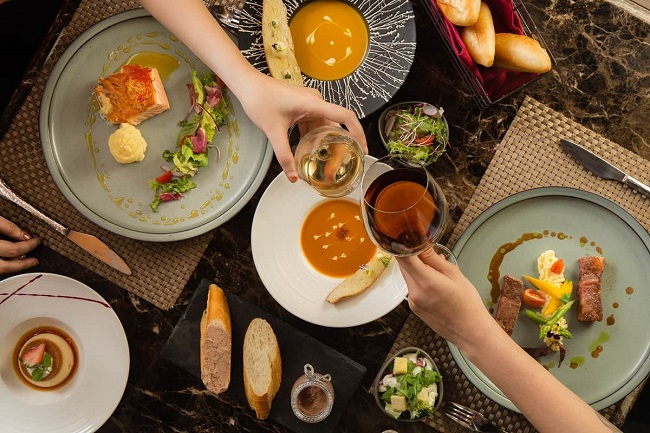vì sao nhà hàng phục vụ bánh mì miễn phí cho khách