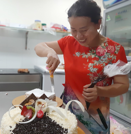 vượt khó để thành công: hành trình từ 2 đứa trẻ bán báo dạo đến chủ 3 tiệm bánh pháp đắt khách ở hà nội