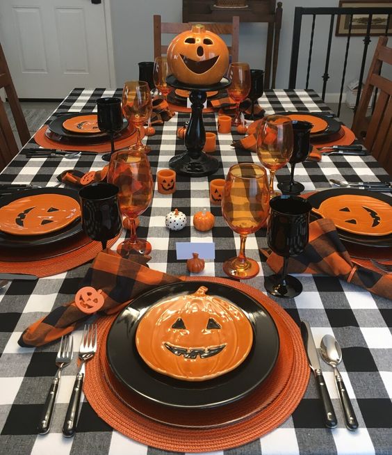 trang trí bàn ăn chủ đề halloween