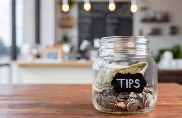 Nữ bồi bàn 50 tuổi được tip 3.000 USD dù chỉ phục vụ bữa ăn 44 USD
