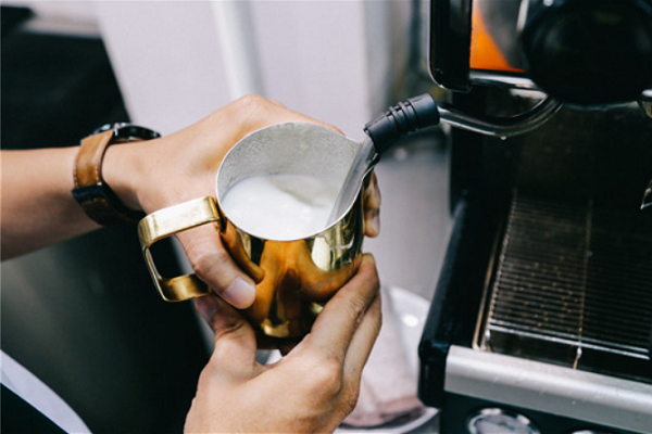Sự khác biệt về kỹ thuật tạo bọt sữa dùng cho Cappuccino và Latte không phải Barista nào cũng biết