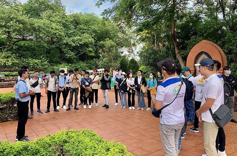 Con gái có nên làm hướng dẫn viên không? - Giải đáp từ người trong nghề