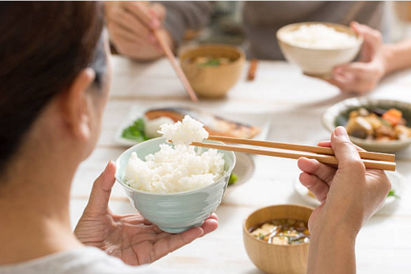 cách bày bàn ăn kiểu việt nam
