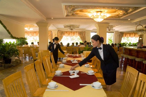 cách bày bàn ăn kiểu việt nam