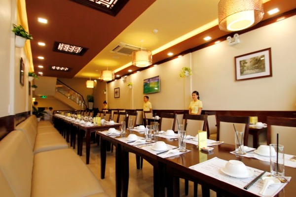 cách bày bàn ăn kiểu việt nam