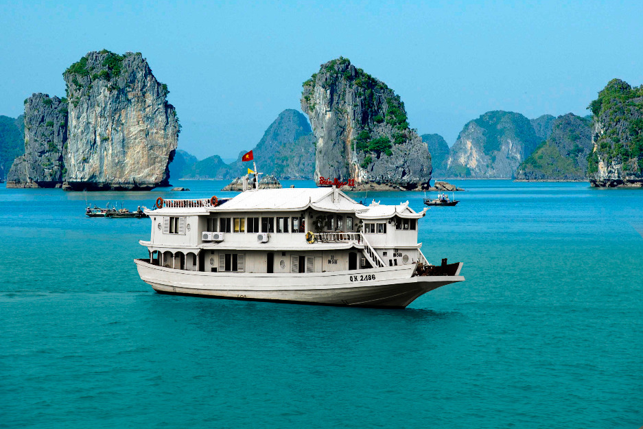 Vịnh Hạ Long tiếp tục vung đao “chém” du khách bữa ăn 11 triệu đồng.