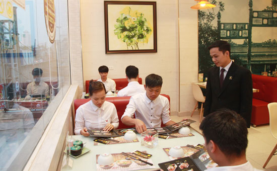 Làm sao thuyết phục khách hàng không hút thuốc trong nhà hàng?