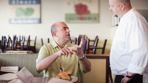làm thế nào để Waiter/ Waitress phục vụ tốt những khách hàng khó tính
