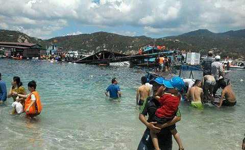 Lật nhà hàng nổi ở Vĩnh Hy, Ninh Thuận, hàng trăm khách rơi xuống biển, có người chết