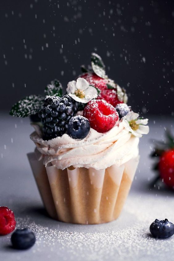 Doughnuts hay còn gọi là donut, bánh này có hình dạng bánh xe tròn và được làm chín bằng cách rán ngập dầu