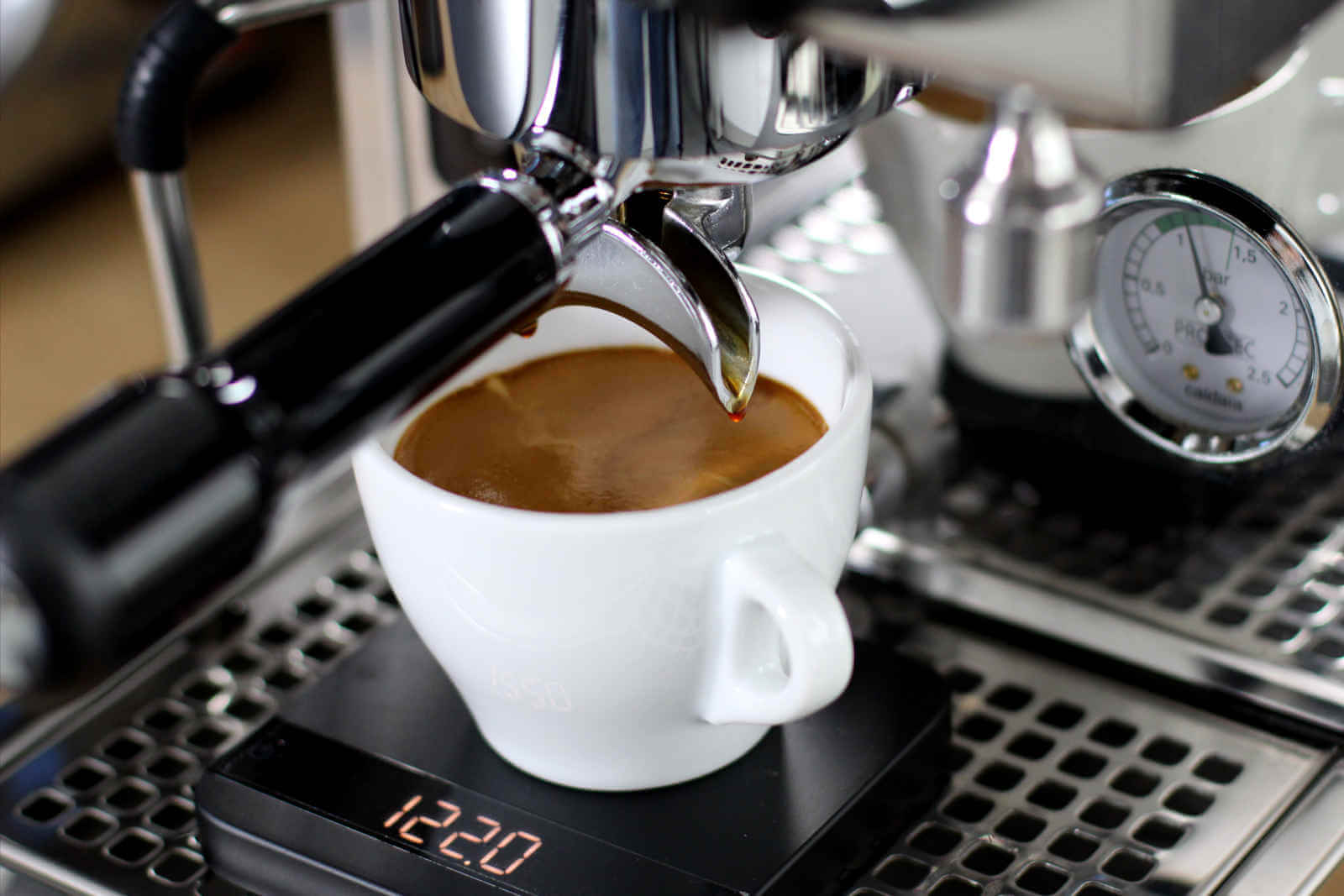 Café Americano là gì? Cách pha chế một cốc Café Americano chuẩn Barista chuyên nghiệp