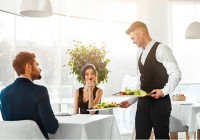 3 kiến thức thiết yếu nhân viên phục vụ bàn cần trang bị