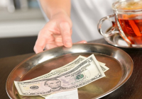 Nữ phục vụ bàn được tip 1.700 USD và câu chuyện về sự nỗ lực đằng sau